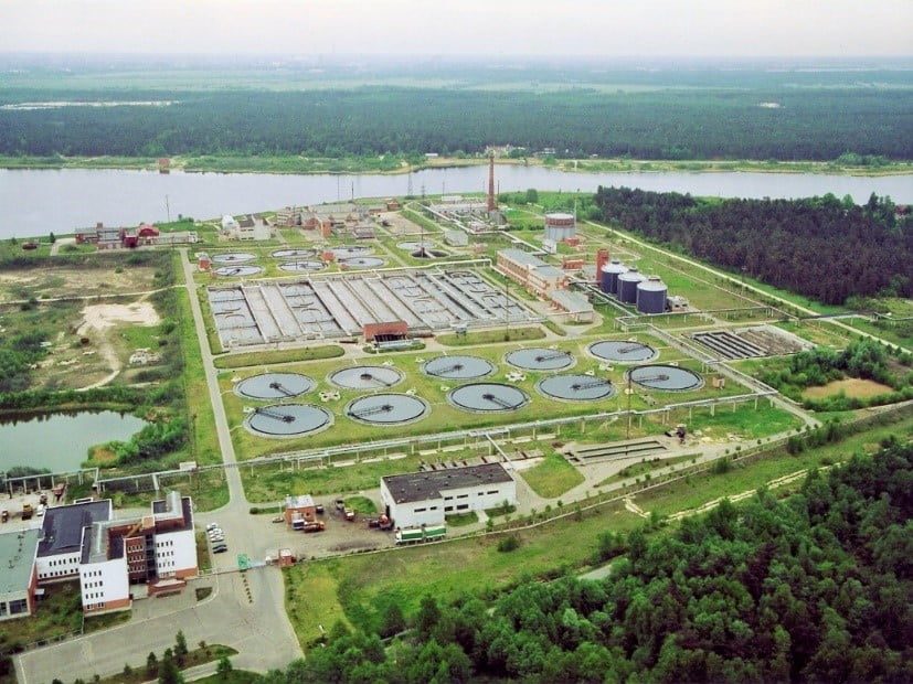 Attīrīšanas stacijas “Daugavgrīva” baseini un teritorija no putna lidojuma.
