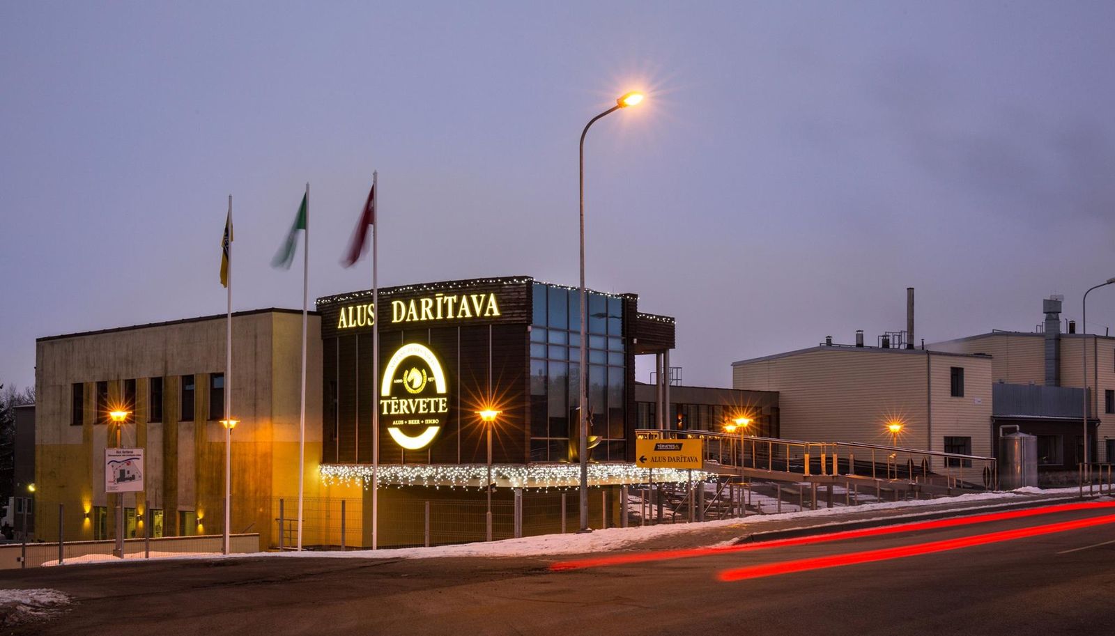 Tērvetes alus darītavas ēka vakara apgaismojumā.